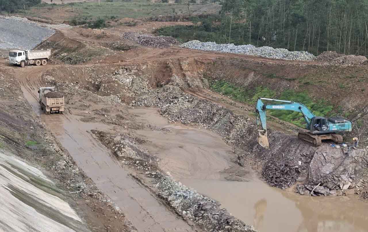 Xe chở đất từ công trường. Ảnh: Trần Tuấn.