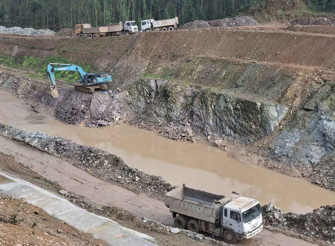 Công trường nâng cấp, sửa chữa hồ Kẻ Gỗ đang thi công. Ảnh: Trần Tuấn.
