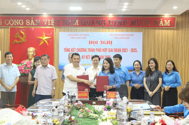 랑선 노동조합은 노동자를 더 잘 돌보기 위한 협력 프로그램에 서명했습니다. 사진: Khanh Linh