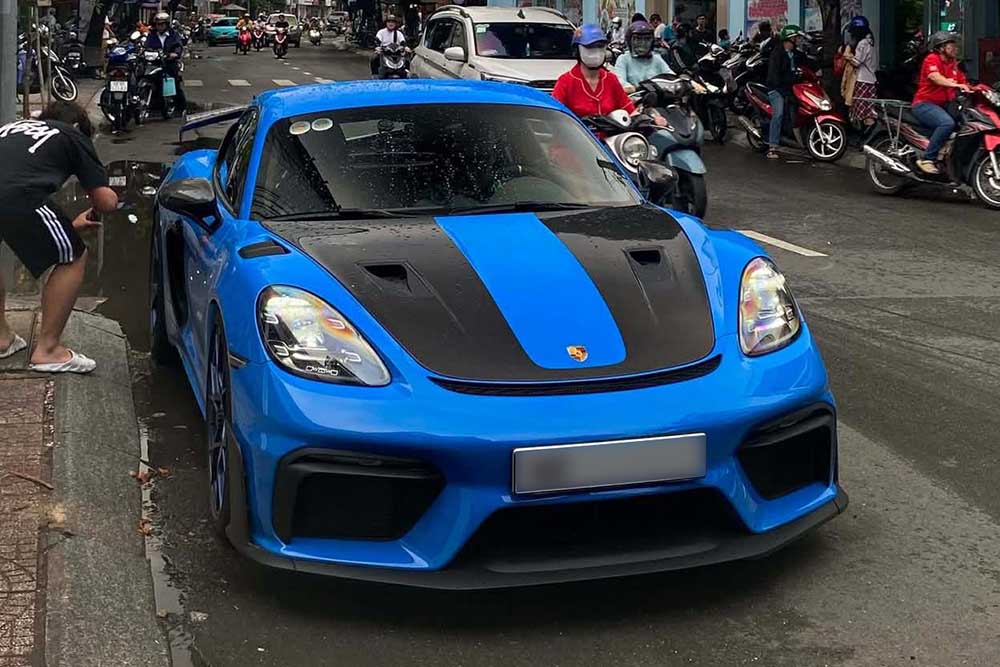 El Porsche 718 Cayman GT4 RS azul aparece en las calles de Vietnam destacando por su kit de carroceria deportivo y su gran ala trasera caracteristica de la linea RS. Foto: Nhat Minh