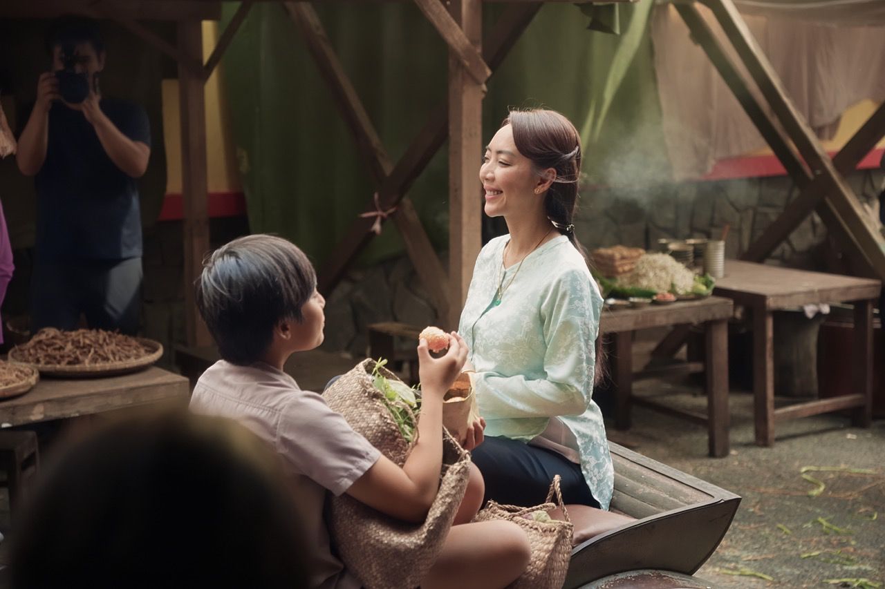 Thu Trang is the director of the film Ai thuong ai me. Photo: Film crew.