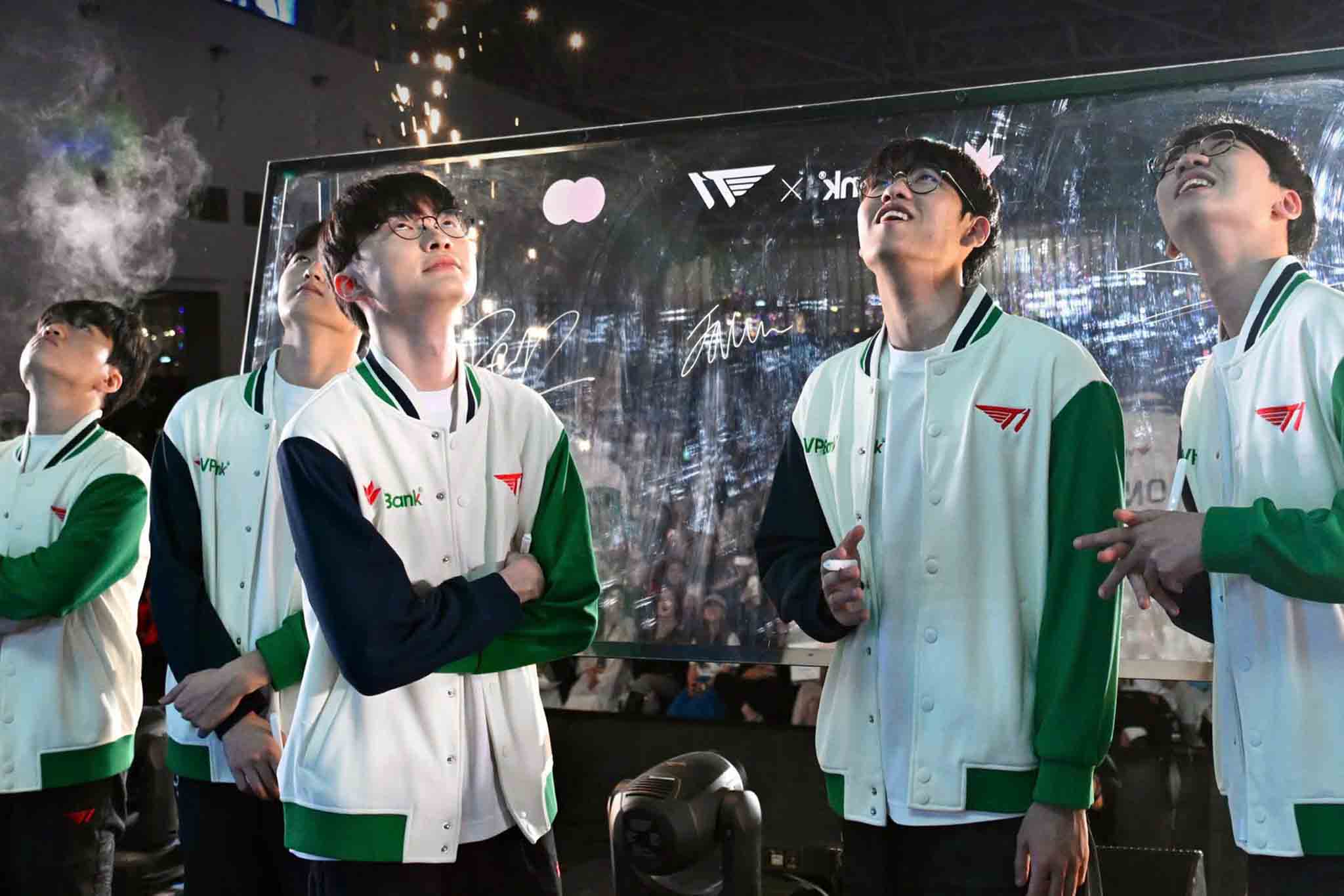 The moment T1 witnessed the cooperation of a new card with many incentives for gamers. Photo: Provided by the organizing committee