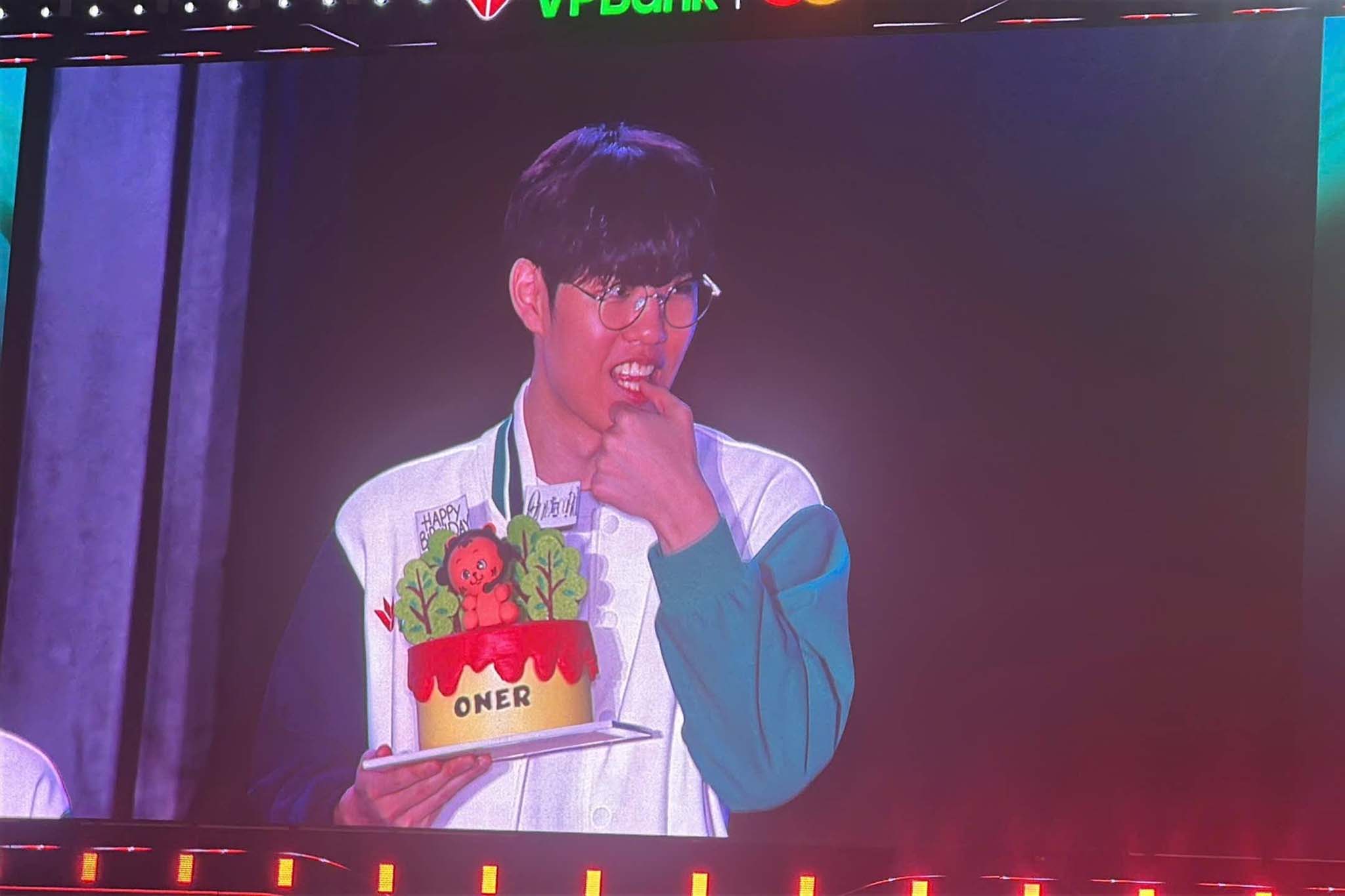 Oner nhan mon qua bat ngo tu nguoi ham mo Viet Nam. Anh: Viet Hung