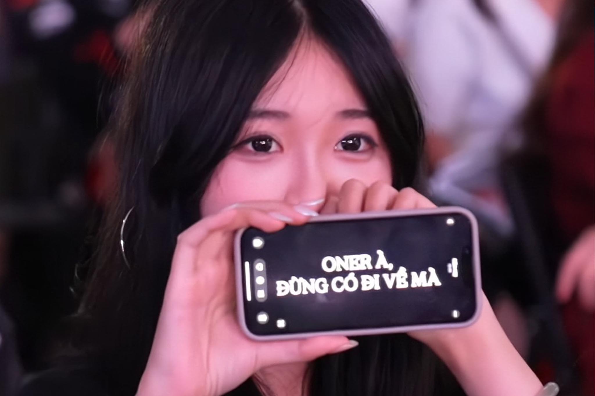 Mot nguoi ham mo khong muon tuyen thu nguoi Han Quoc ra ve trong khoanh khac xuc dong cua buoi giao luu. Anh: FPT Play