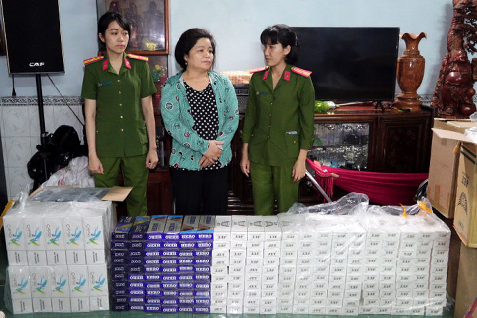 Công an tỉnh Gia Lai bắt quả tang bà Nguyễn Thị Bạch Liên tàng trữ hơn 25.000 bao thuốc lá ngoại nhập lậu. Ảnh: Công an