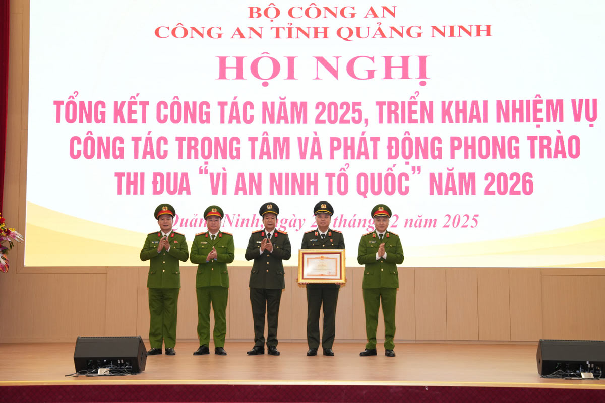 Senior Lieutenant General Nguyen Ngoc Lam, Deputy Minister of Public Security, presented the Prime Minister's Certificate of Merit to the Quang Ninh Provincial Police. Photo: Quang Ninh Police