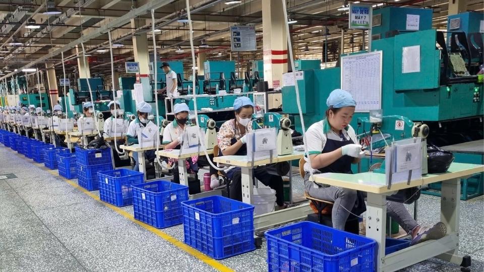 Cong nhan cham chi lam viec, mong nhan luong thuong va qua Tet dung thoi gian. Anh: Hoang Loc