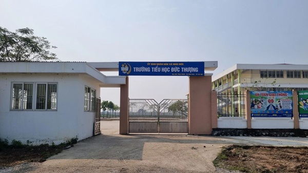 Duc Thuong Tieu hoc Truong の保護者、生徒は、殺虫剤が大量に出現することに不安を感じています。写真:Minh Hieu