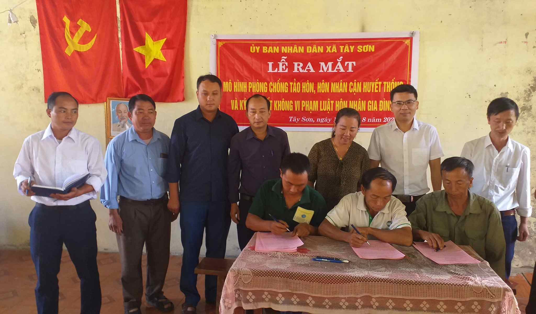 To chuc cho nguoi dan toc thieu so ky cam ket khong tao hon va hon nhan can huyet thong. Anh: Ngoc Anh