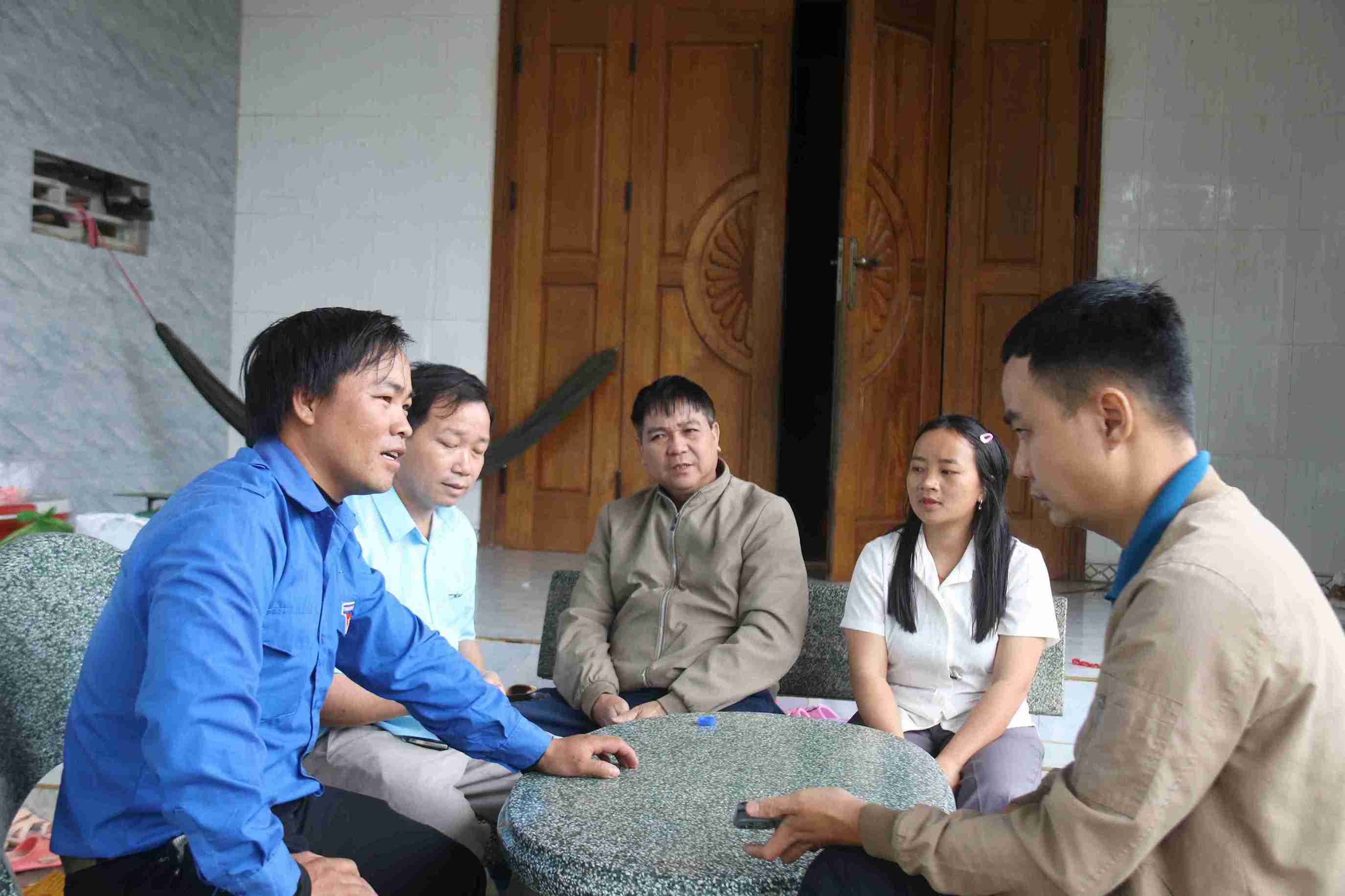 Local authorities persistently go to each house to encourage young people to participate in vocational training in Ea Rieng commune. Photo: Bao Lam