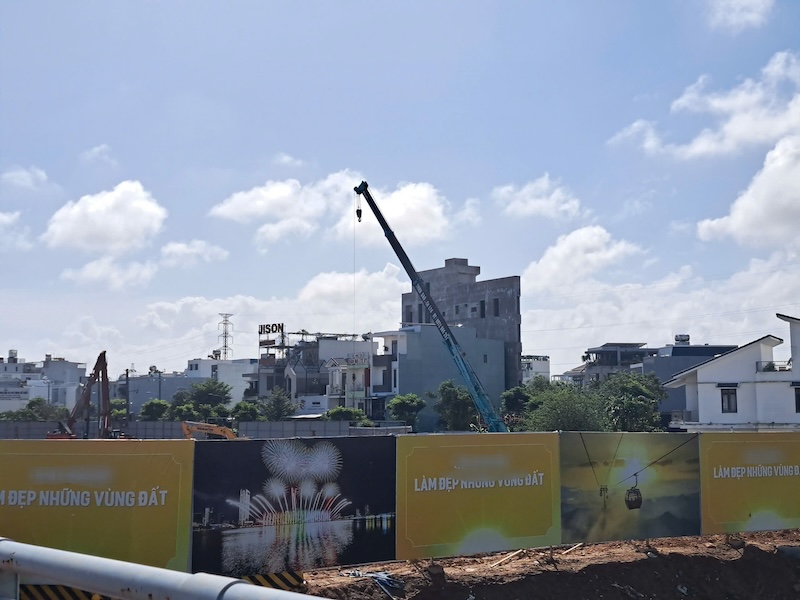 4 cong trinh thi cong tai tuyen duong Nguyen Phuoc Lan (TP Da Nang) gay o nhiem tieng on, lam rung lac cong trinh lan can. Anh: Nguyen Linh