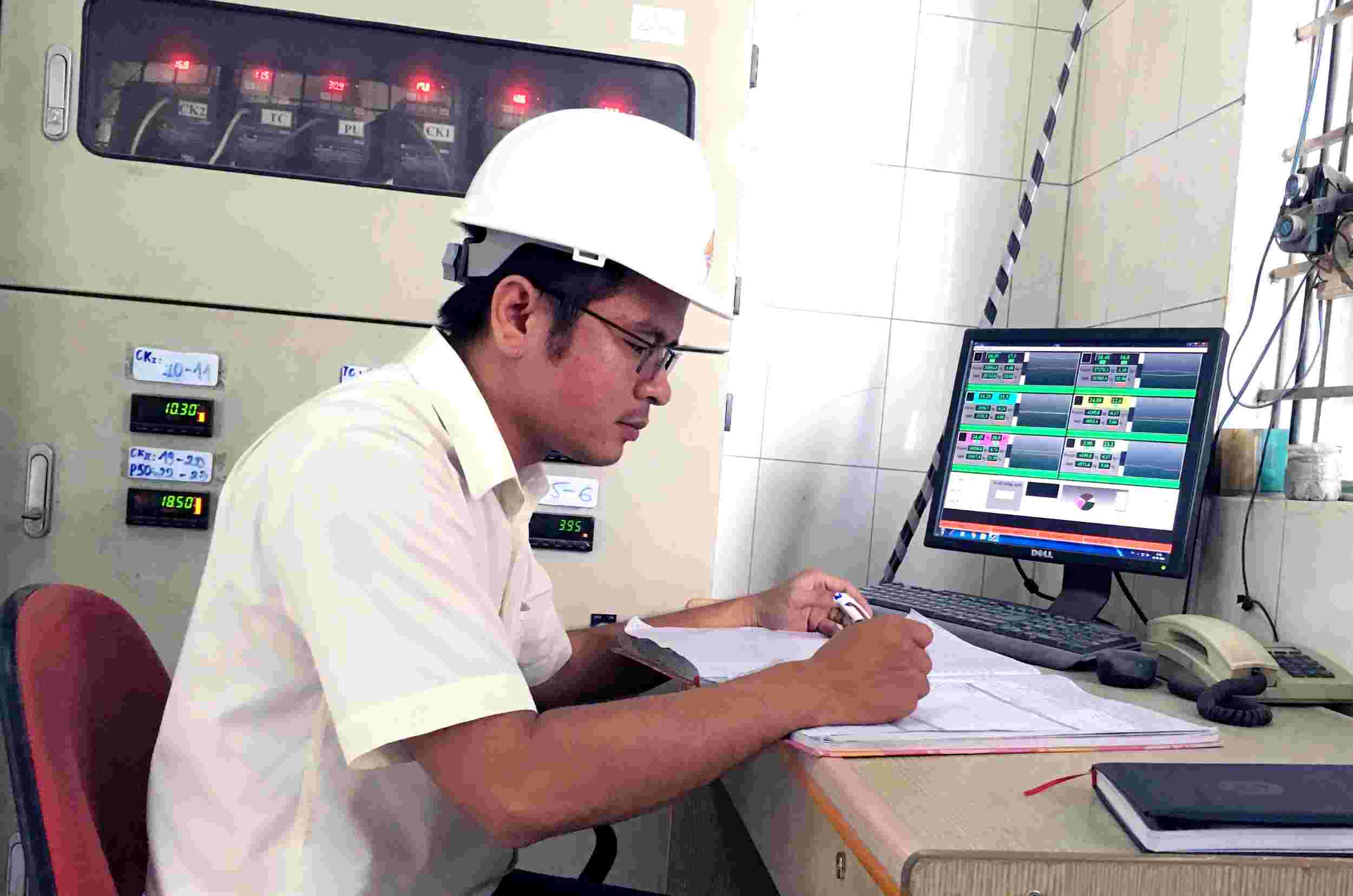 Mr. Dao Vuong Phu Binh during working hours at An Giang Cement Factory. Photo: Character provided