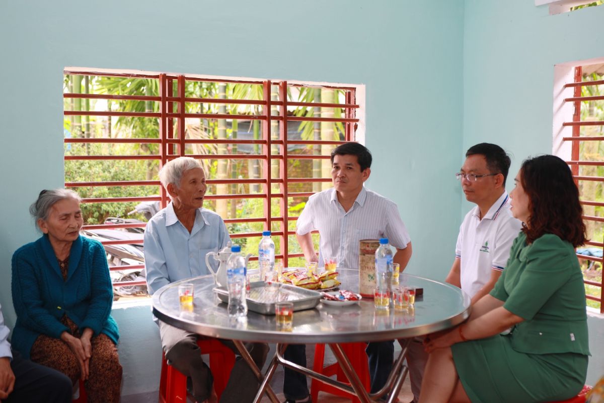 Lanh dao xa Ve Giang va BSR tham hoi, dong vien gia dinh ong Huynh Kien