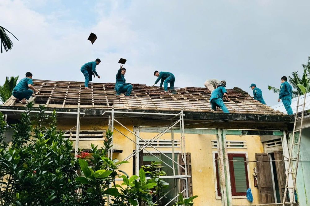 Luc luong dan quan xa Ve Giang ho tro sua sang nha cho gia dinh ong Huynh Kien