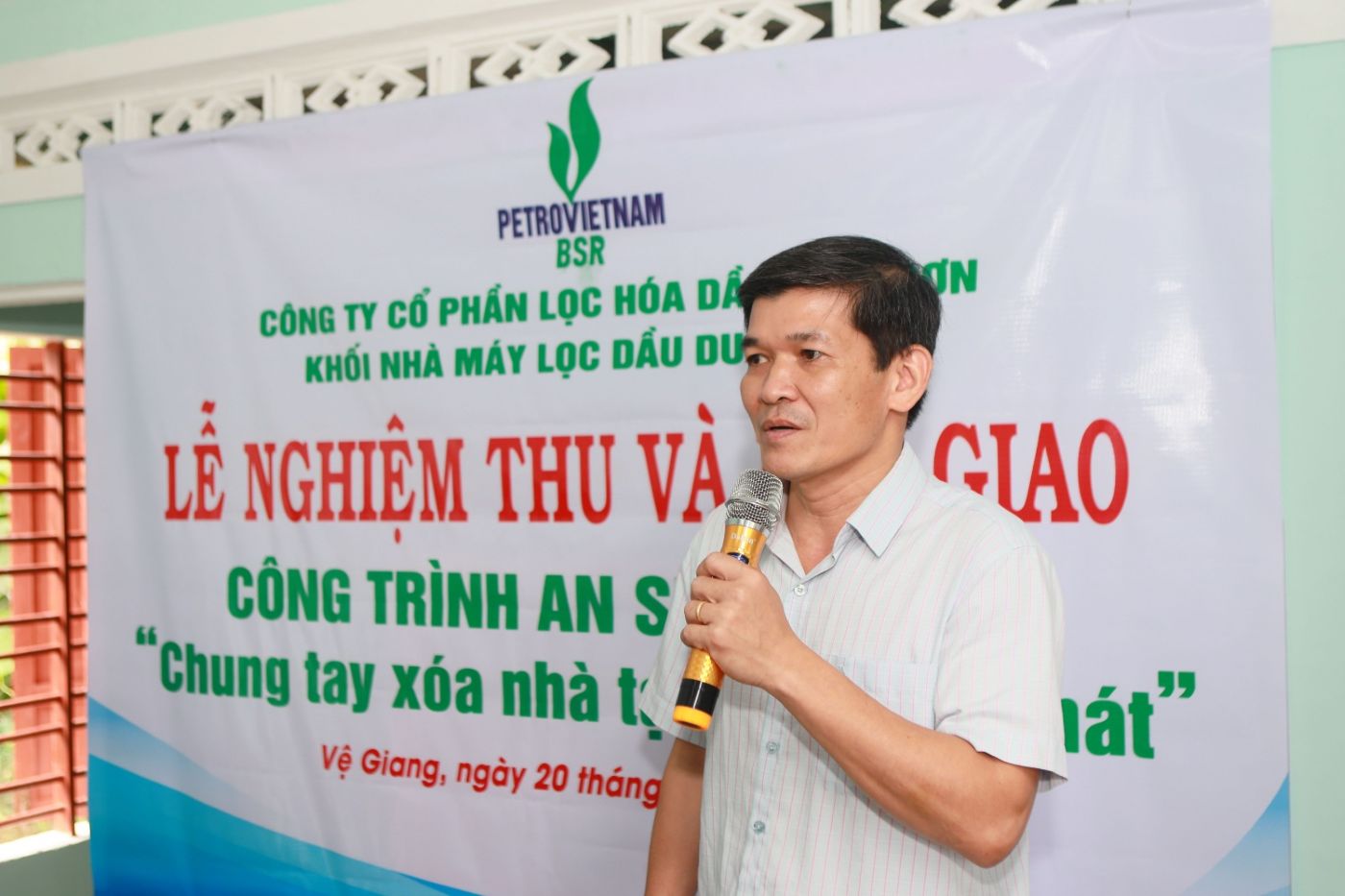 Ong Doan Viet Van - Chu tich UBND xa Ve Giang ghi nhan va bieu duong su dong gop cua CBCNV BSR da giup gia dinh ong Huynh Kien voi di nhung kho khan