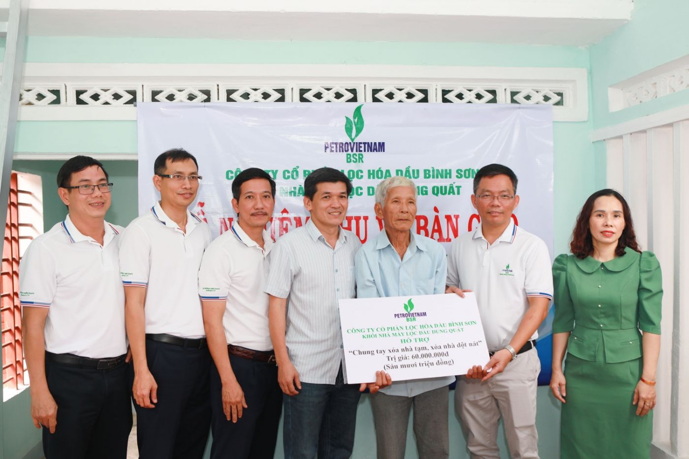 Dai dien Khoi Nha may BSR trao bien tuong trung can nha moi cho ong Huynh Kien