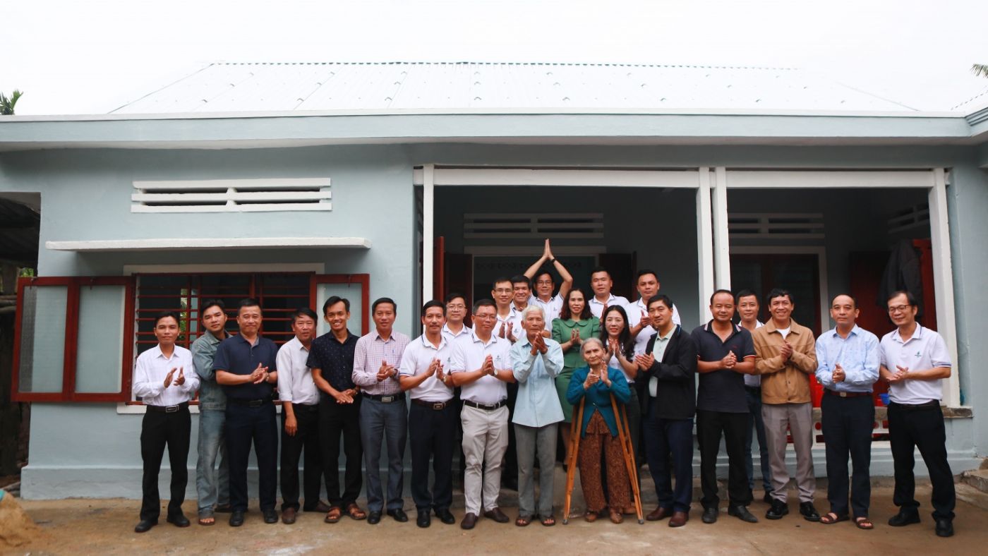 Can nha cua gia dinh ong Huynh Kien truoc va sau khi duoc sua sang khang trang tu nguon dong gop, ho tro cua CBCNV BSR