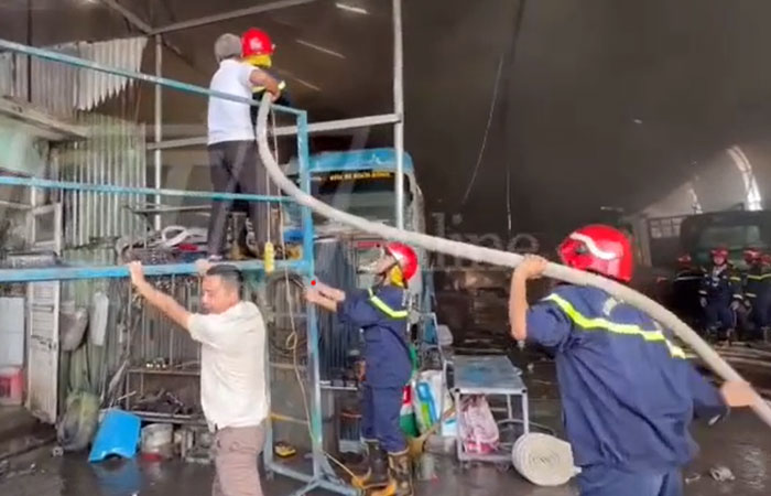 The police tried to extinguish the large fire. Photo: Van Trung