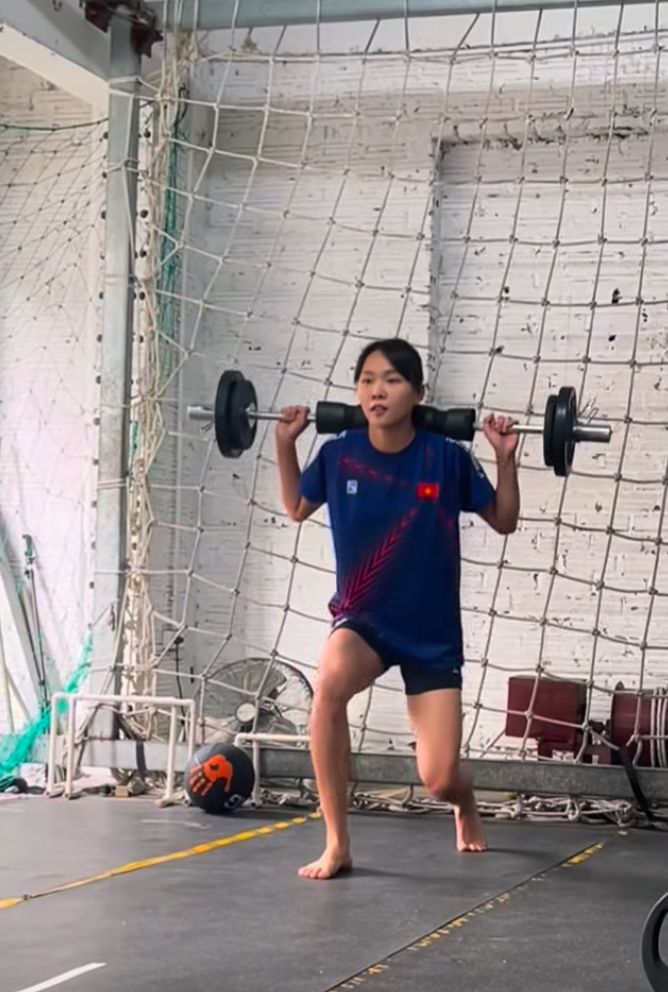 Chu cong Tu Linh tich cuc tap luyen de tro lai sau chan thuong. Anh cat tu video