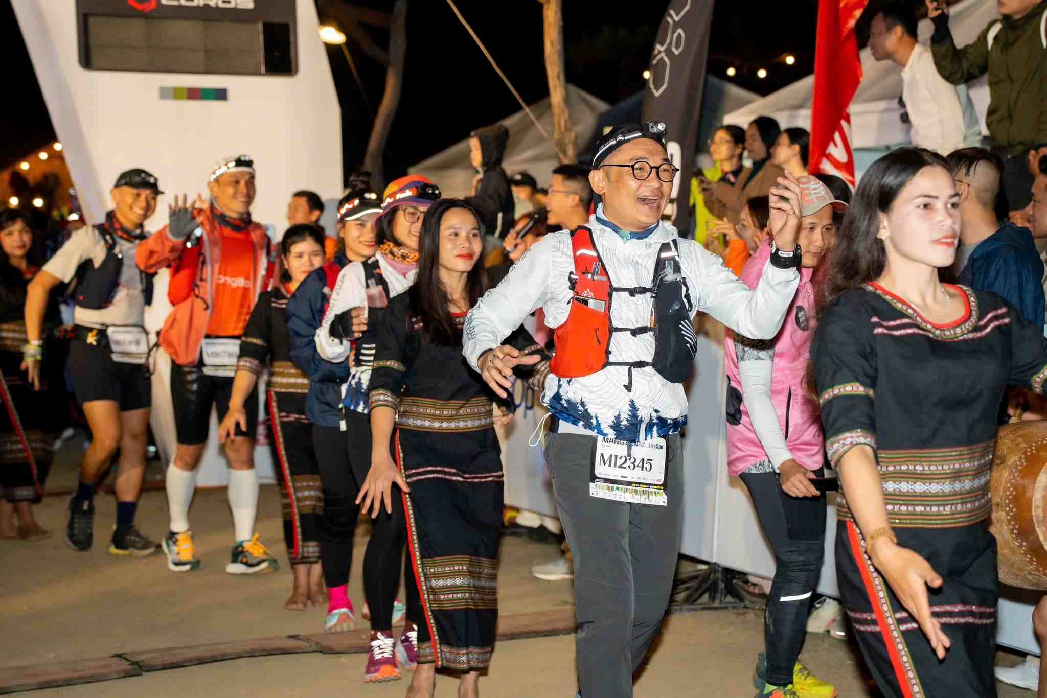 Mang Den Ultra Trail con la su kien kich cau du lich cho dia phuong. Anh: Ha Nguyen