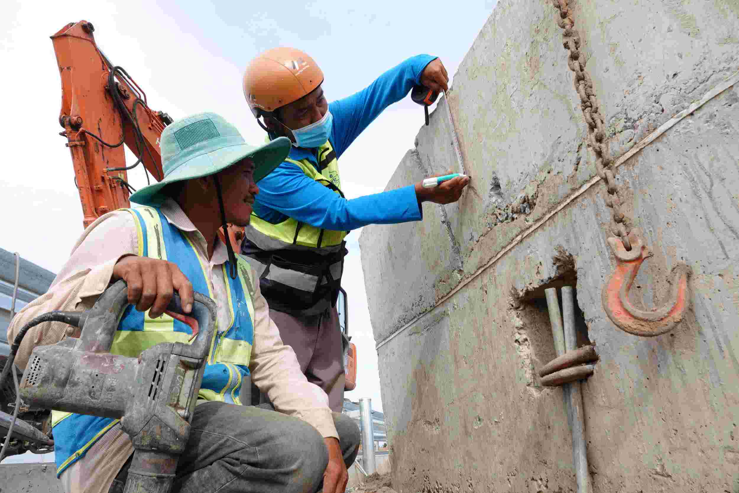 Can Tho - Ca Mau 고속도로에서 노동 경쟁을 벌이는 노동자. 사진: Ta Quang