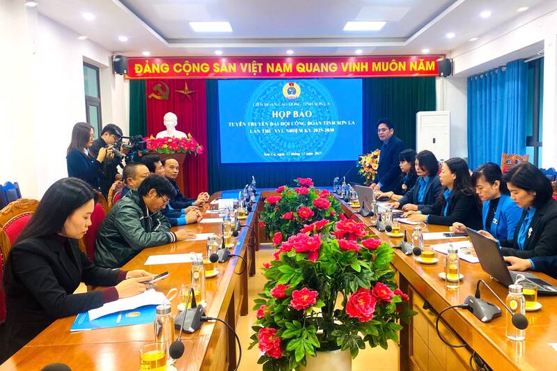 Son La Provincial Federation of Labor held a press conference to promote the 16th Provincial Federation of Labor Congress, term 2025-2030. Photo: Truong Son