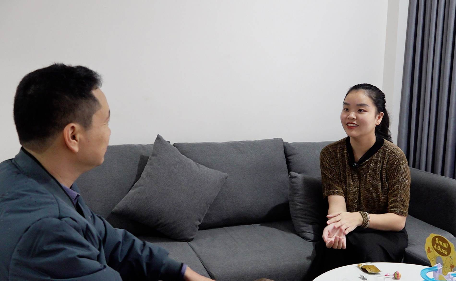 Chi Doan Thi Thuy Duong chia se voi phong vien ve quyet dinh mua nha o xa hoi. Anh: Hung Nguyen