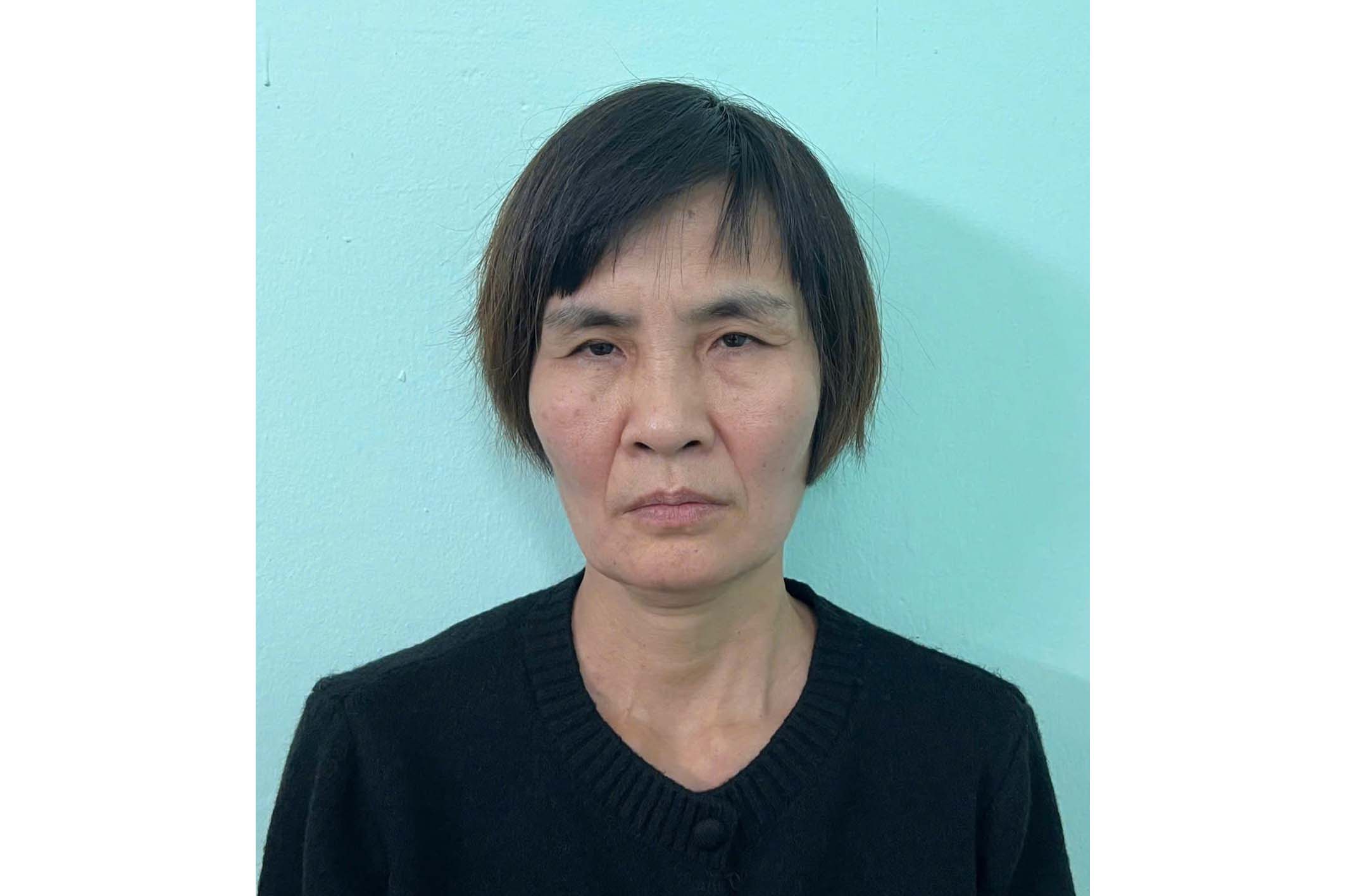 Phương Thị Nga lấy tài sản của nữ sinh, ép nạn nhân quỳ xin mới chịu trả đồ. Ảnh: Công an Hà Nội 
