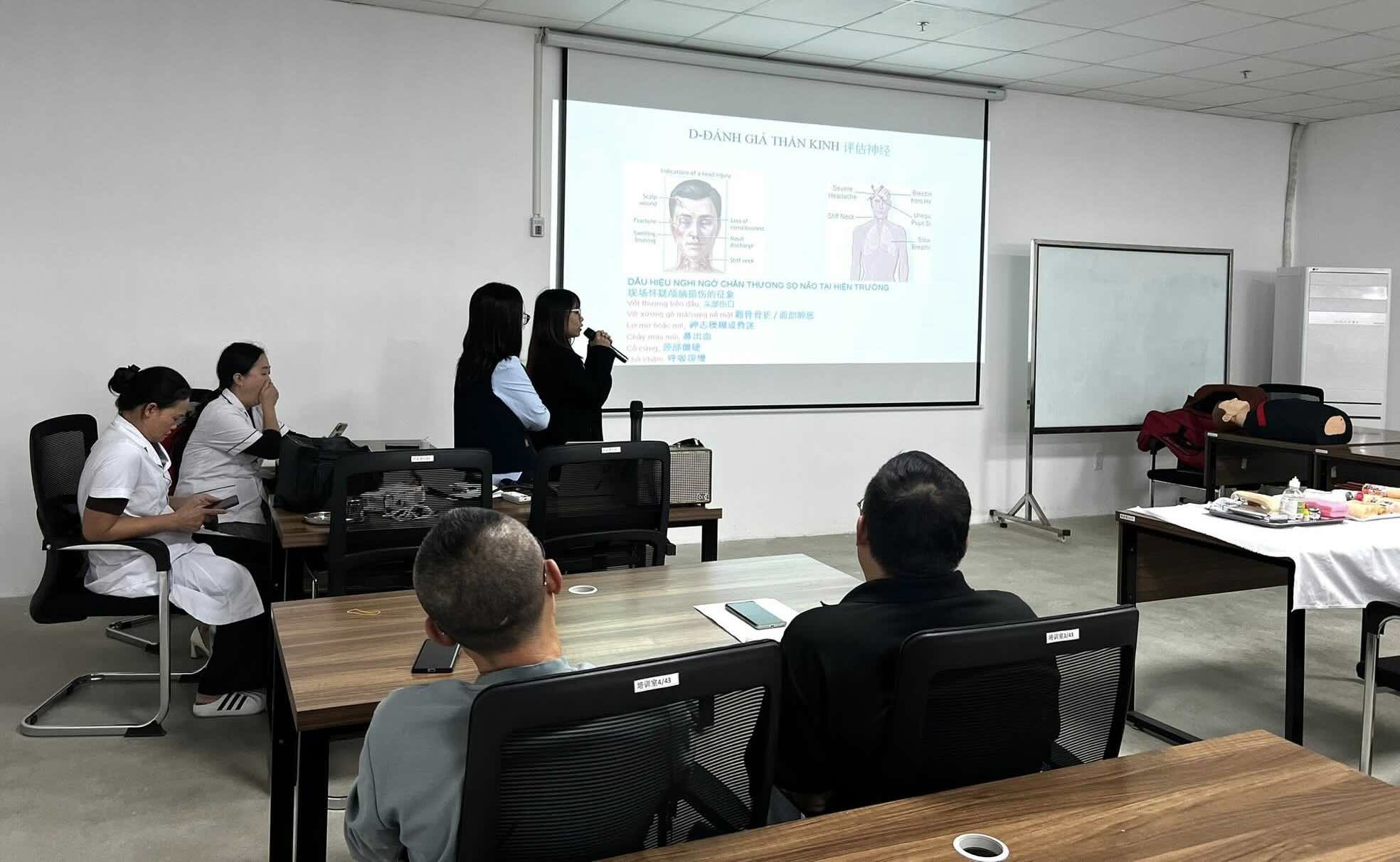 노동자를 위한 응급 처치 기술 교육 세션. 사진: Cypress 신발