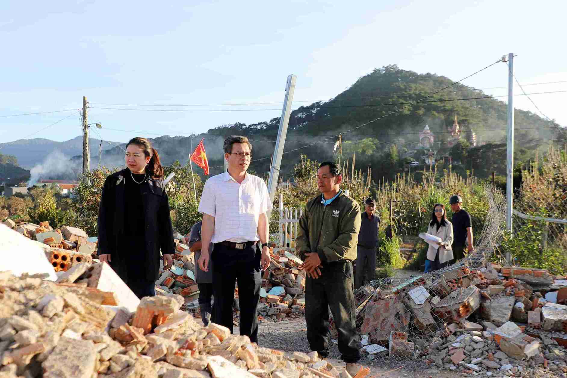 Lam Dong co 23 can nha cua nguoi dan bi mua lu lam do sap hoan toan. Anh: Phuc Khanh 