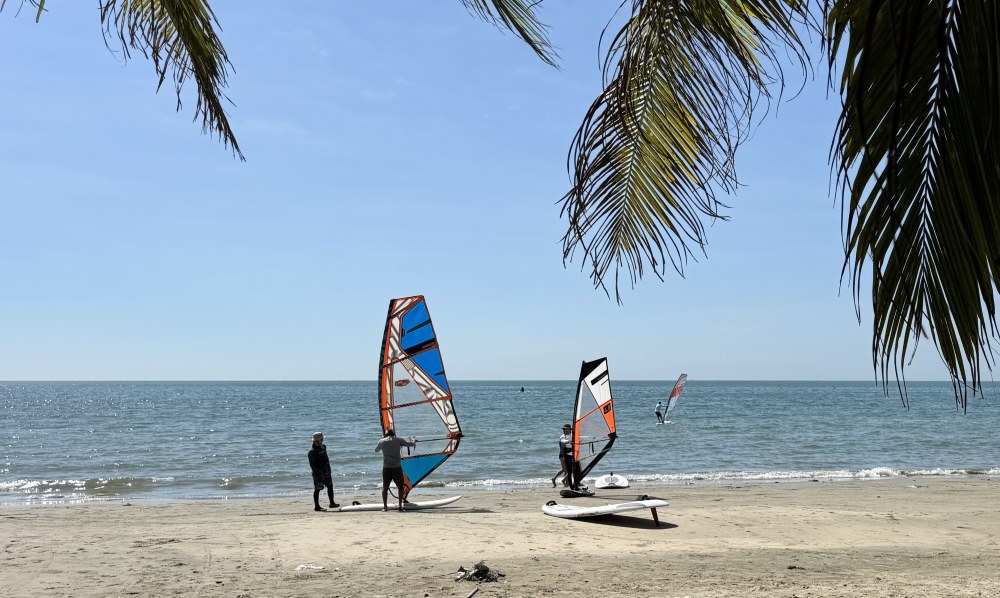 Turistas practicando surf en la playa de Mui Ne. Foto: Duy Tuan