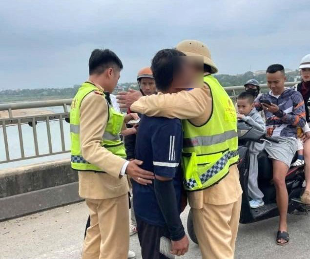 Traffic police in Thai Hoa (Nghe An) promptly took the male student with signs of psychological crisis out of the danger zone to avoid a bridge jumping incident. Photo: Ngoc Anh