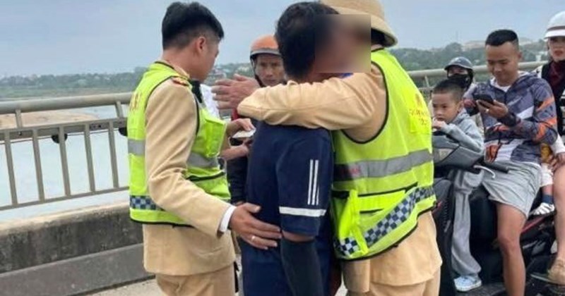 Nghe An traffic police promptly rescue a male student who was about to ...