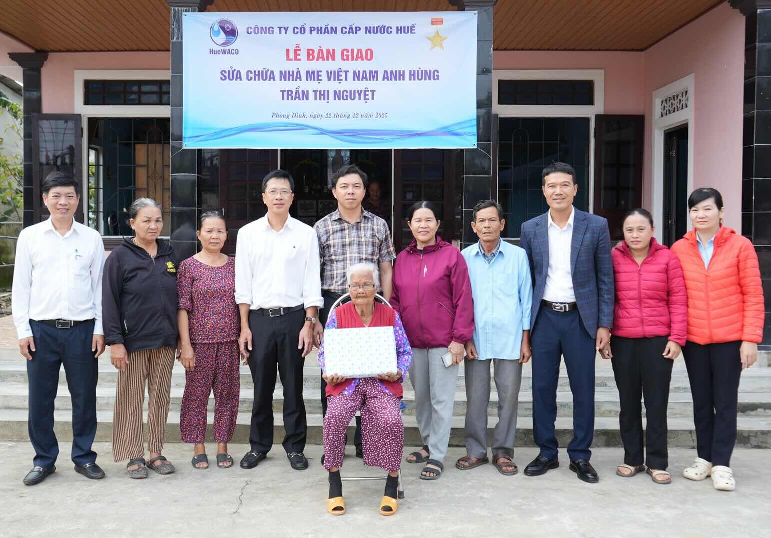 Handing over the house and giving gifts to Vietnamese Heroic Mothers. Photo: H. My.