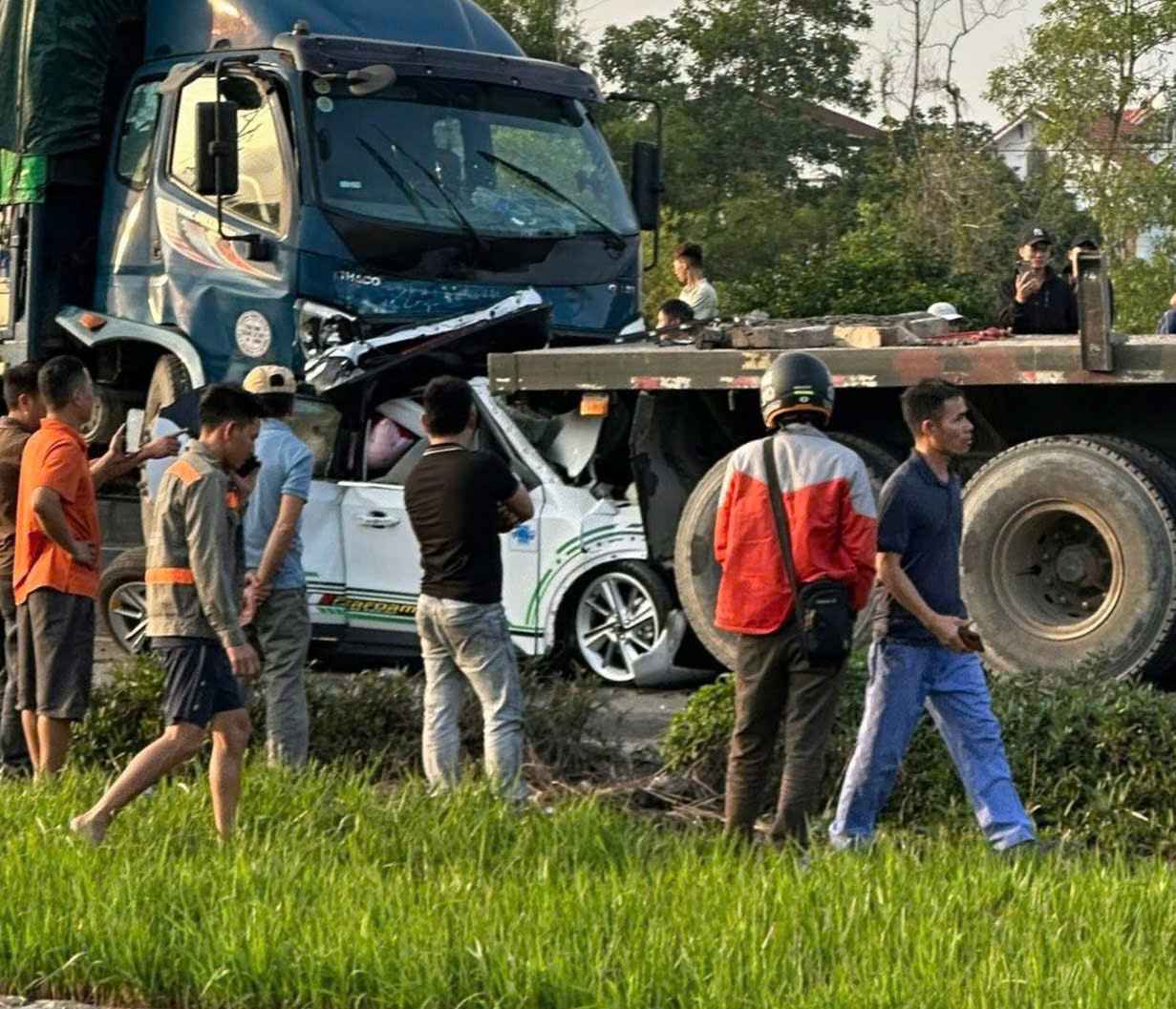 Xe dau keo tong loat o to o Hai Phong chieu 22.12. Anh: Mai Huong