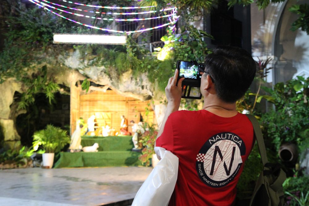 Du khach dung chan check-in. Anh: Thanh Huyen