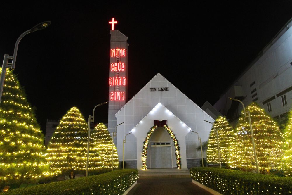 Nha tho o Da Nang ruc ro anh den chao don Giang sinh. Anh: Thanh Huyen