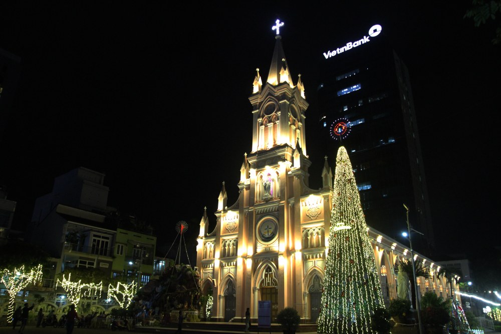 Nha tho Chinh Toa Da Nang lung linh anh den. Anh: Thanh Huyen