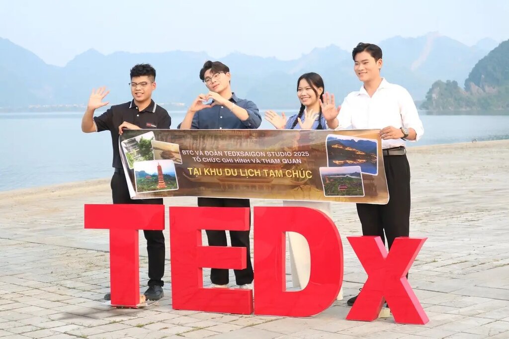 젊은 연사들이 베트남 문화와 관광에 대한 이야기를 들려줍니다. 사진: 조직위원회.