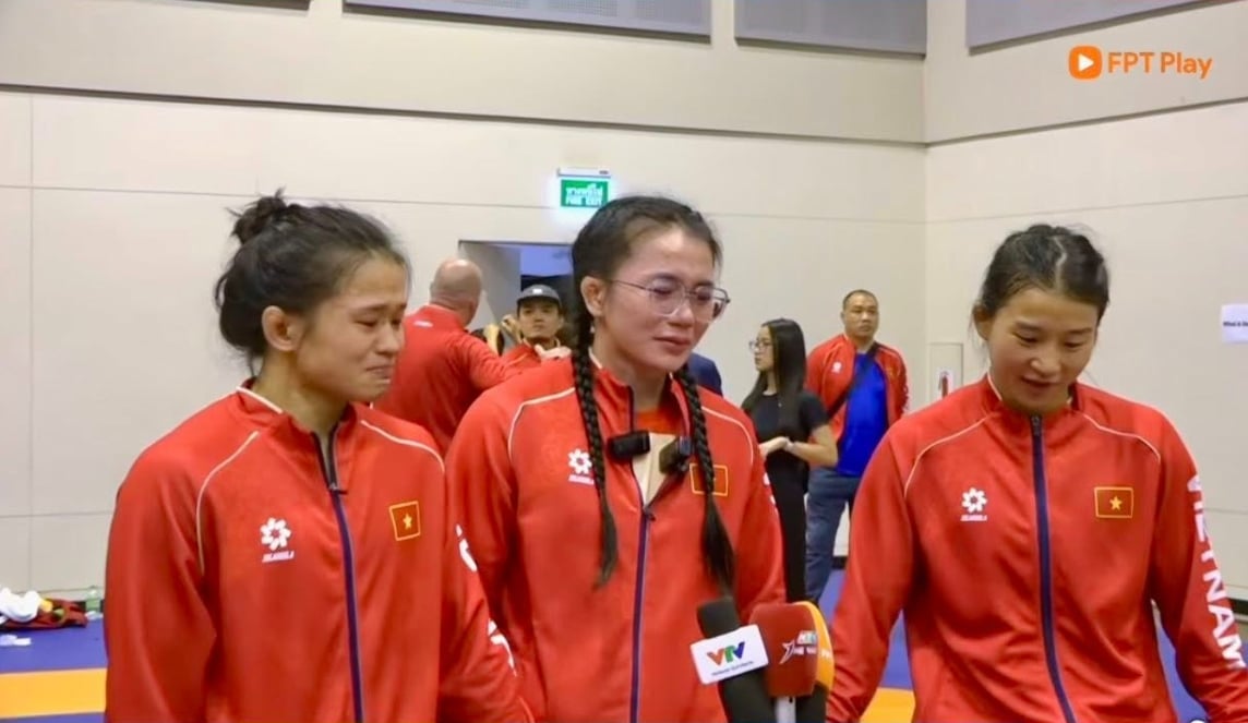 The three biological sisters My Trang, My Linh, My Hanh (from left to right) received their losses after winning the 33rd SEA Games gold medal for Vietnamese sports. Photo: Cut from video