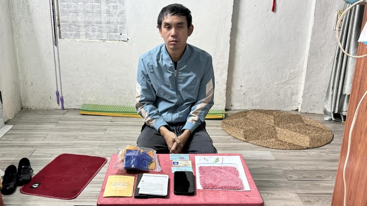 The tractor-trailer and drug evidence were arrested. Photo: Quang Tri Police