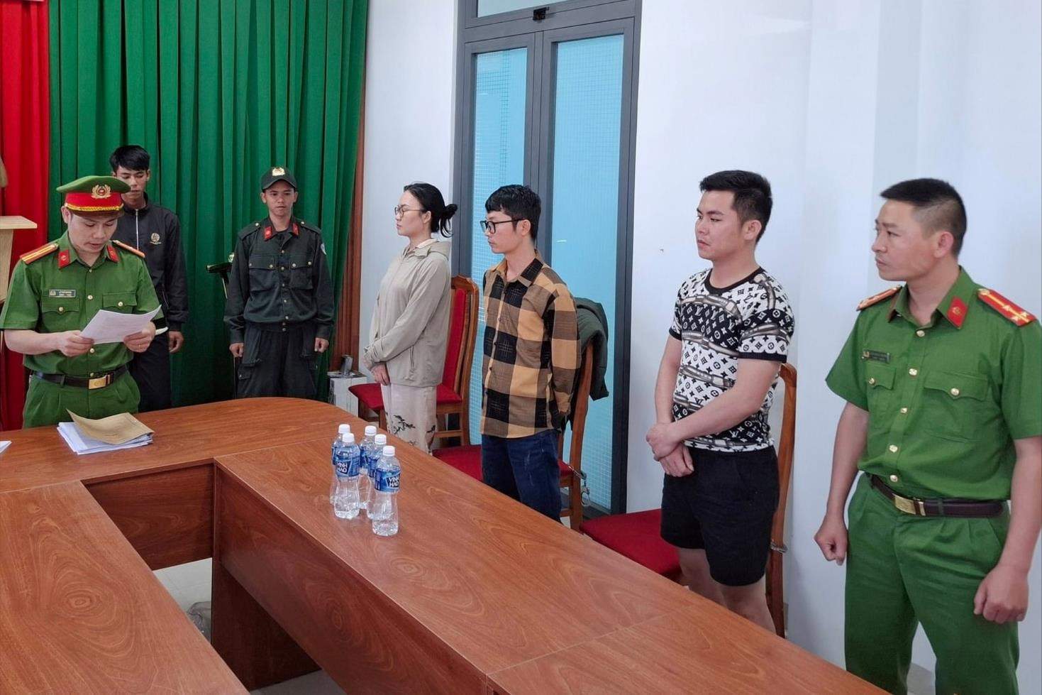 Nhóm đối tượng tổ chức sử dụng ma túy bị công an bắt giữ. Ảnh: Công an cung cấp 