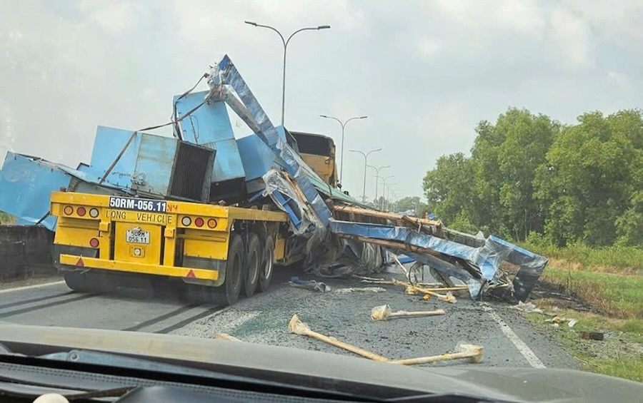 The scene of a tractor-trailer carrying a container dropping goods onto the road, seriously obstructing traffic activities. Photo: Duy Minh