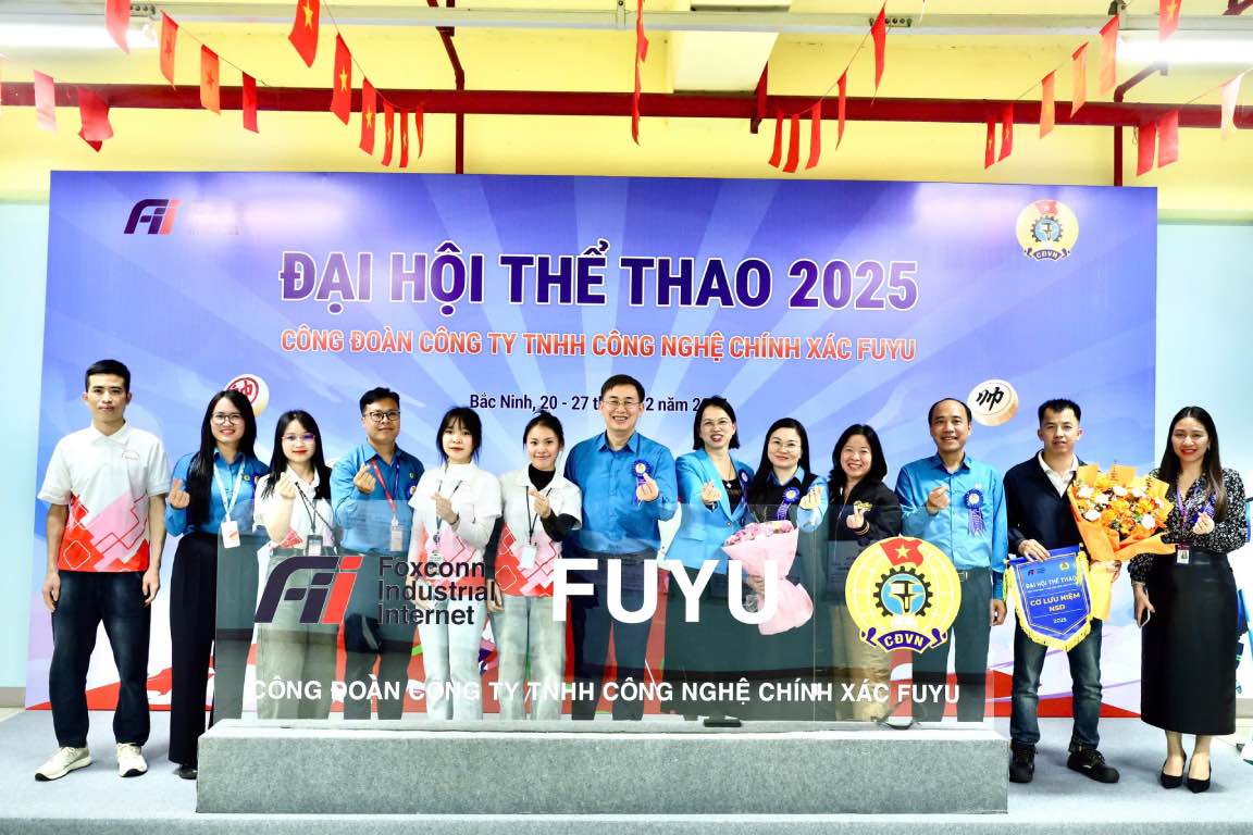 Lanh dao Lien doan Lao dong tinh chup anh luu niem voi doan vien, nguoi lao dong tai dai hoi the thao. Anh: Quyet Chien 