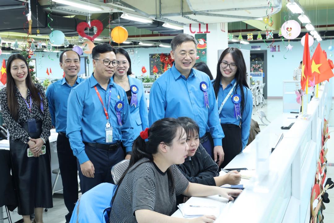 El presidente de la Federacion Laboral de la provincia de Bac Ninh Thach Van Chung visita y anima a los trabajadores que trabajan en la empresa. Foto: Quyet Chien