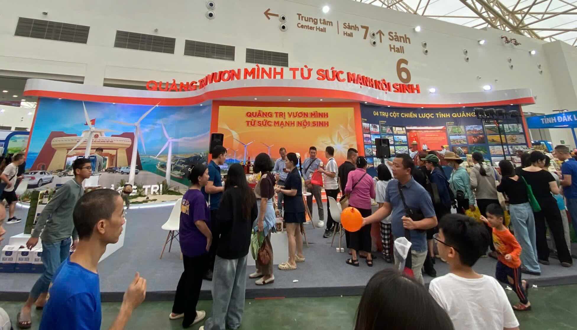 Khach hang thu do Ha Noi tham quan mua sam tai gian hang tinh Quang Tri tham gia Hoi cho mua Thu 2025. Anh: Trung tam Khuyen cong va Xuc tien thuong mai tinh Quang Tri.