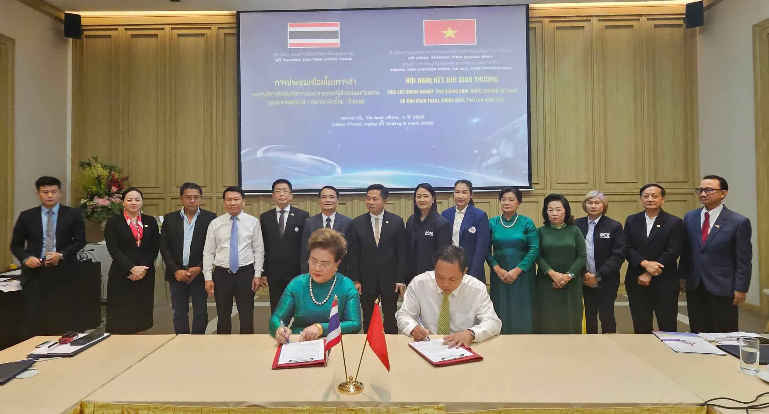 Le ky ket bien ban ghi nho hop tac kinh doanh giua cac doanh nghiep tai Hoi nghi giao thuong voi tinh Udon Thani - Thai Lan. Anh: Trung tam Khuyen cong va Xuc tien thuong mai tinh Quang Tri.