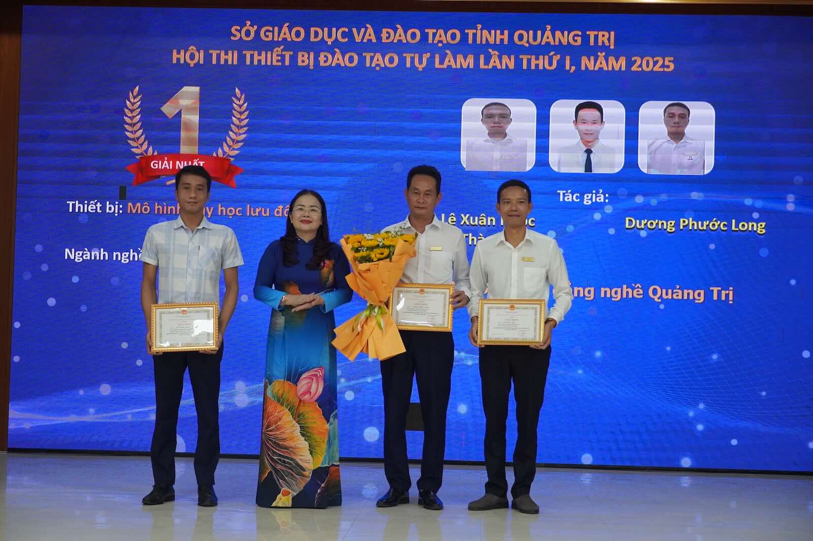 Trao giai cho Hoi thi thiet bi dao tao tu lam lan thu I nam 2025. Anh: Ngoc Ha