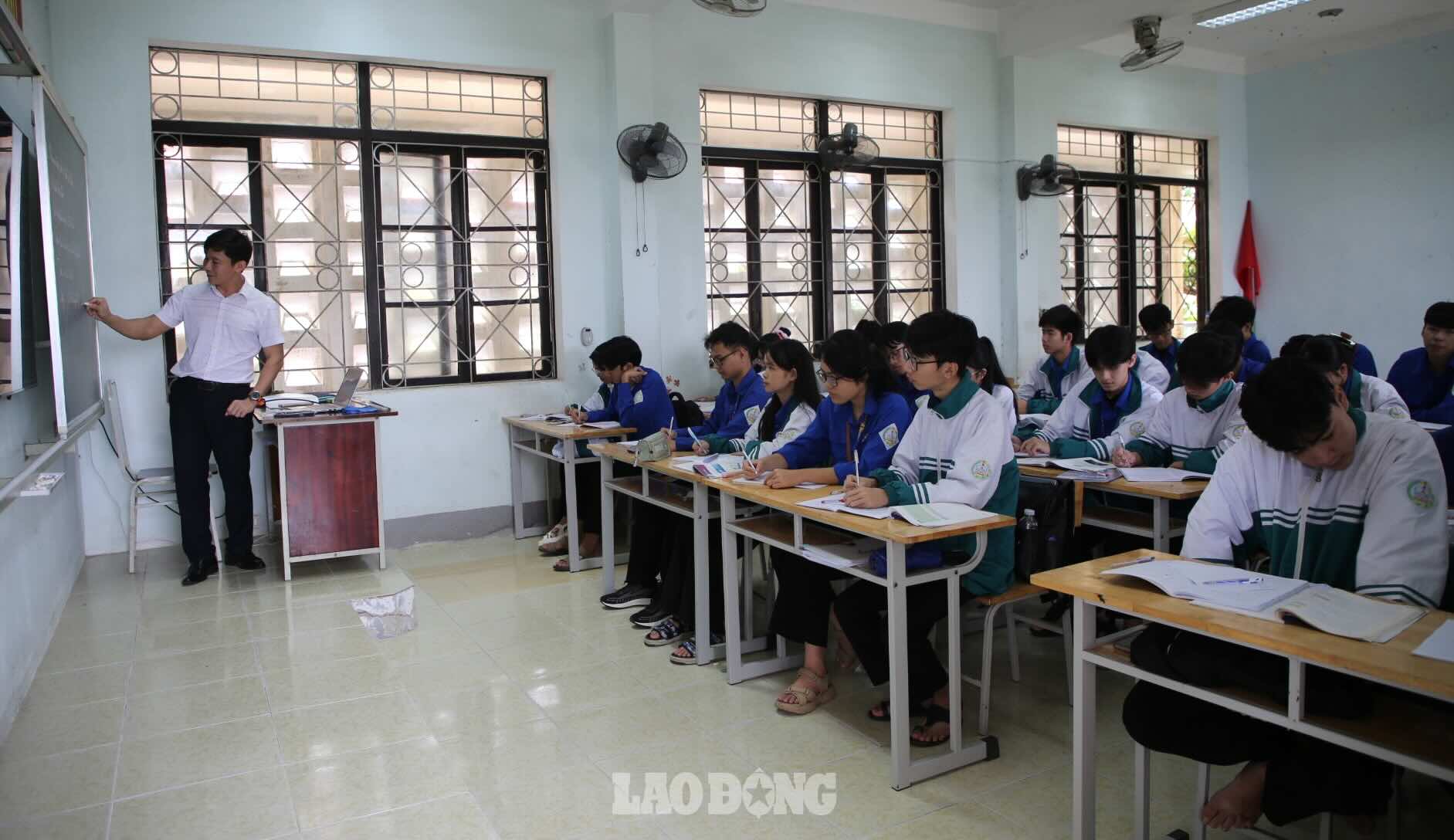 Viec nang cao chat luong giao vien giup giao duc tinh ngay cang phat trien. Anh: Cong Sang