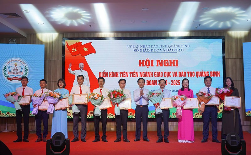 Honoring advanced models of the education sector of Quang Tri province. Photo: Xuan Phuong